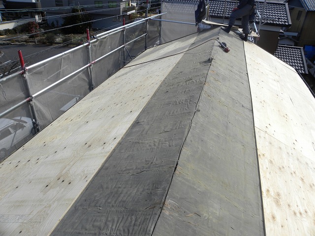 天白区の葺き替え工事にて防水シートを施工後、平板瓦を設置し棟部分を南蛮漆喰で仕上げ！